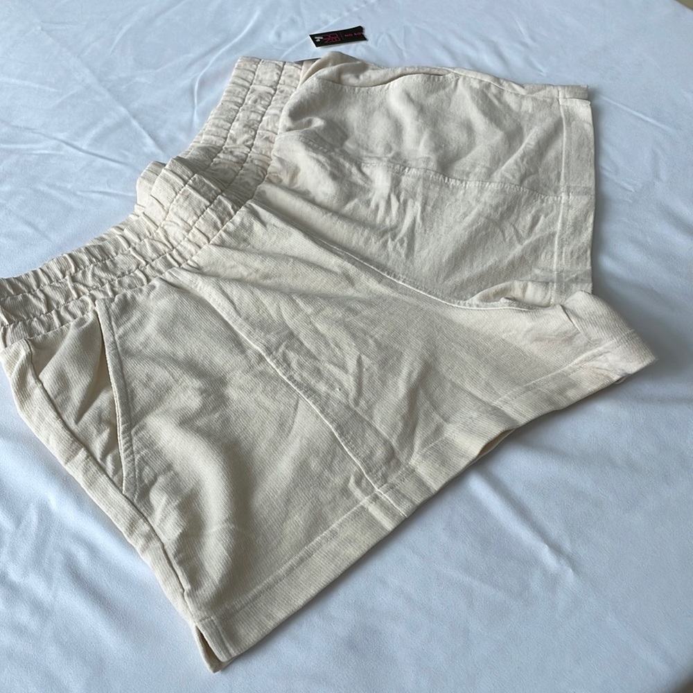 Women’s No Boundaries Everyday Short NWT